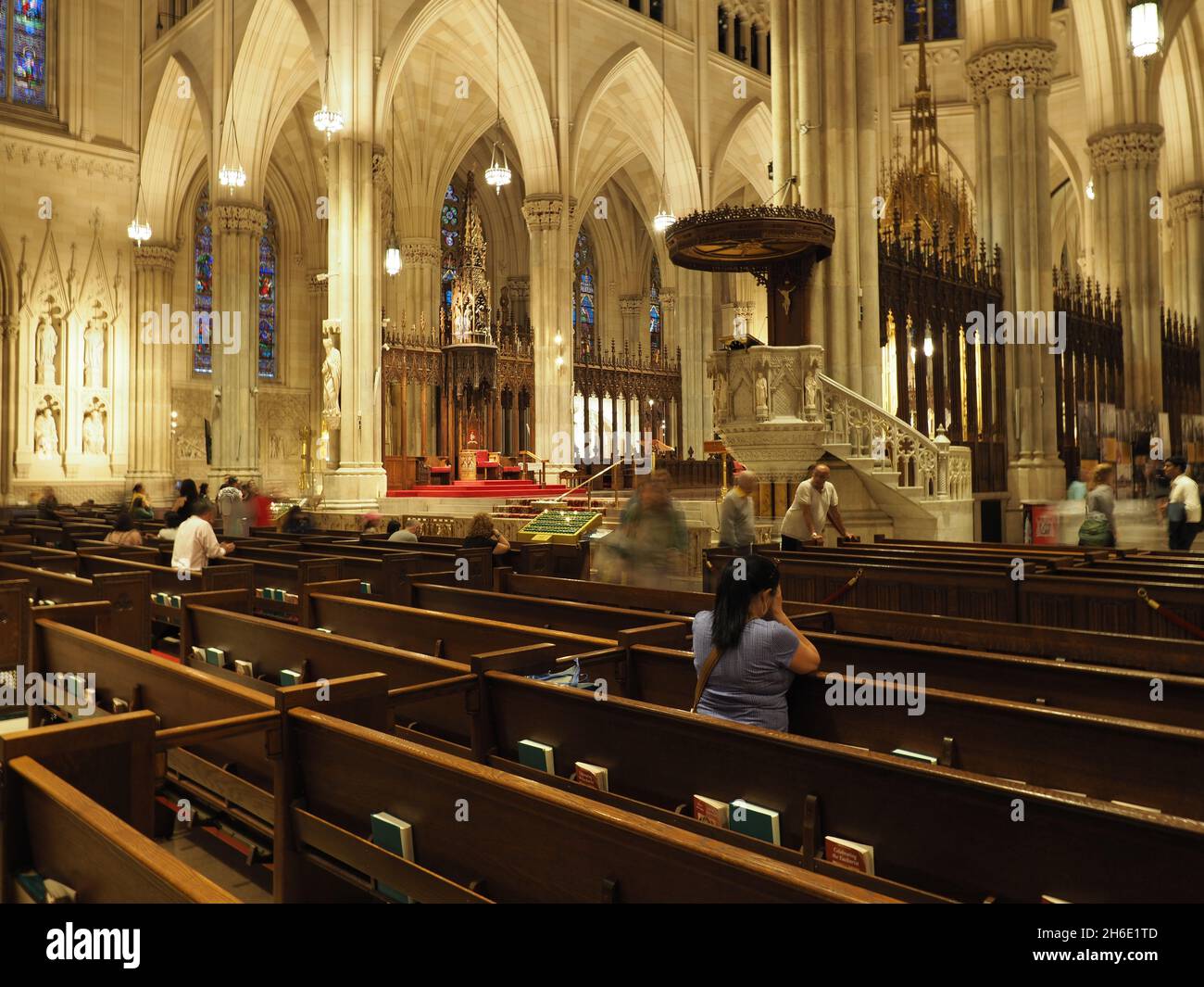 Langzeitbelichtung im Inneren der St. Patrick's Cathedral. Stockfoto