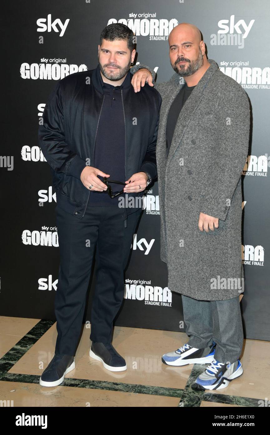 Rom, Italien. November 2021. Marco D'Amore (R) und Salvatore Esposito (L) nehmen am Fotocall der fernsehserie Gomorra stagione Finale im Theater Brancacio Teil. Kredit: SOPA Images Limited/Alamy Live Nachrichten Stockfoto