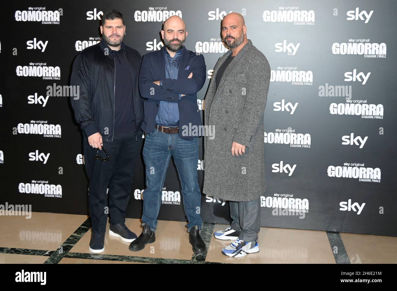 Rom, Italien. November 2021. Salvatore Esposito (L), Roberto Saviano (C) und Marco D'Amore (R) nehmen am Fotocall der fernsehserie Gomorra stagione final im Brancacio-Theater Teil. Kredit: SOPA Images Limited/Alamy Live Nachrichten Stockfoto