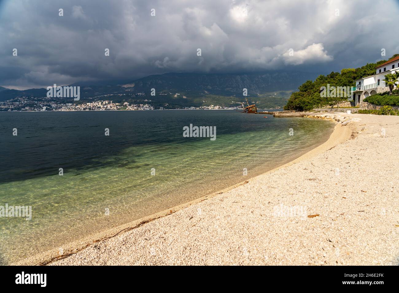 Der Strand vom Fischerdorf Rose, Halbinsel Luštica, Montenegro, Europa | der Strand am Fischerdorf Rose, Halbinsel Luštica, Montenegro, Europa Stockfoto