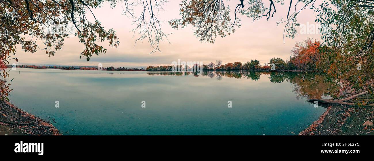 Panorama Seeblick im Herbst Stockfoto