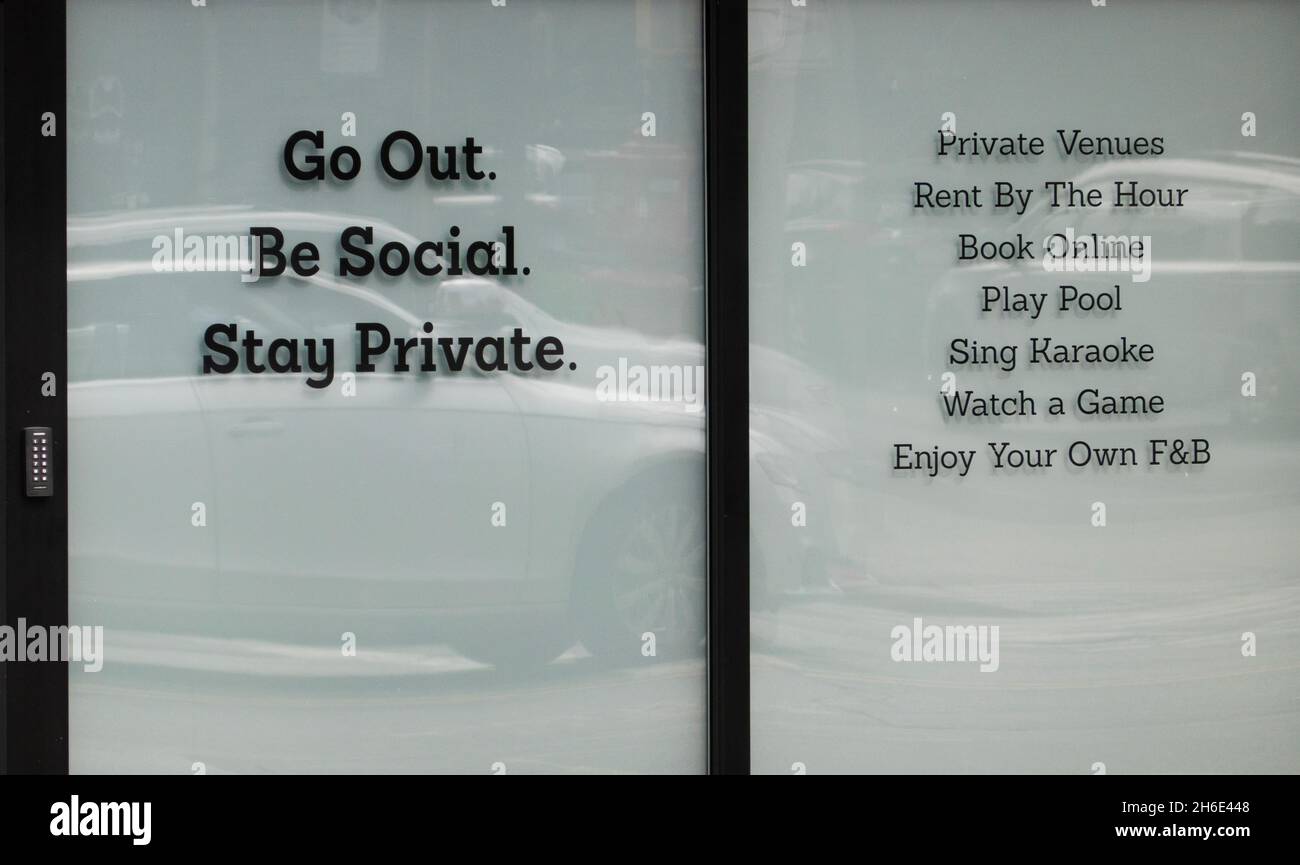 Covid 19-Pandemieberatung bei Unterzeichnung in Brooklyn NYC Stockfoto