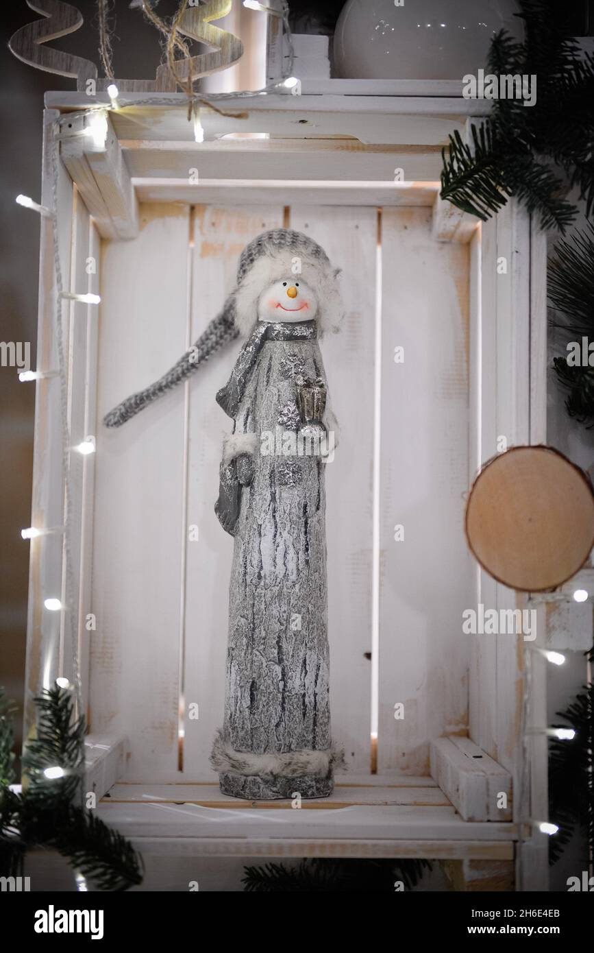 Draufsicht auf eine schöne Puppe in einer weißen Holzkiste mit Lichtern, Weihnachtsgeschenken Stockfoto