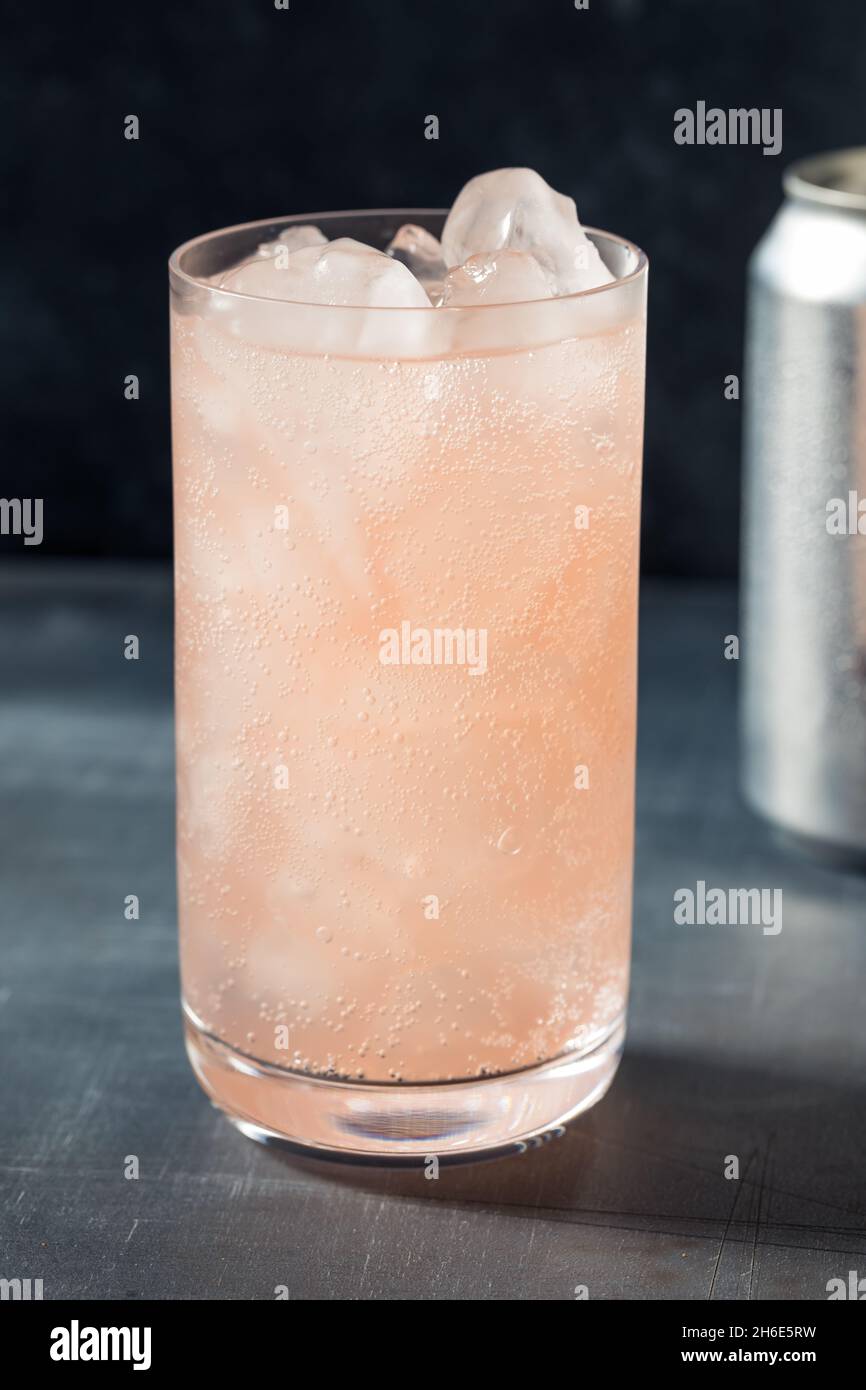 Kaltes, erfrischendes botanisches CBD Seltzer-Wasser mit Eis Stockfoto