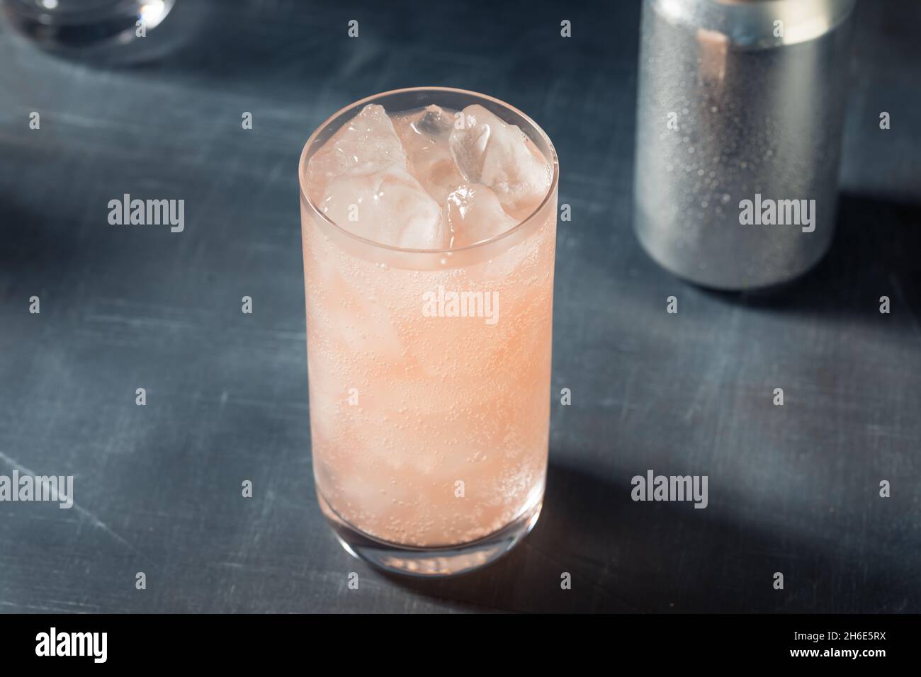 Kaltes, erfrischendes botanisches CBD Seltzer-Wasser mit Eis Stockfoto