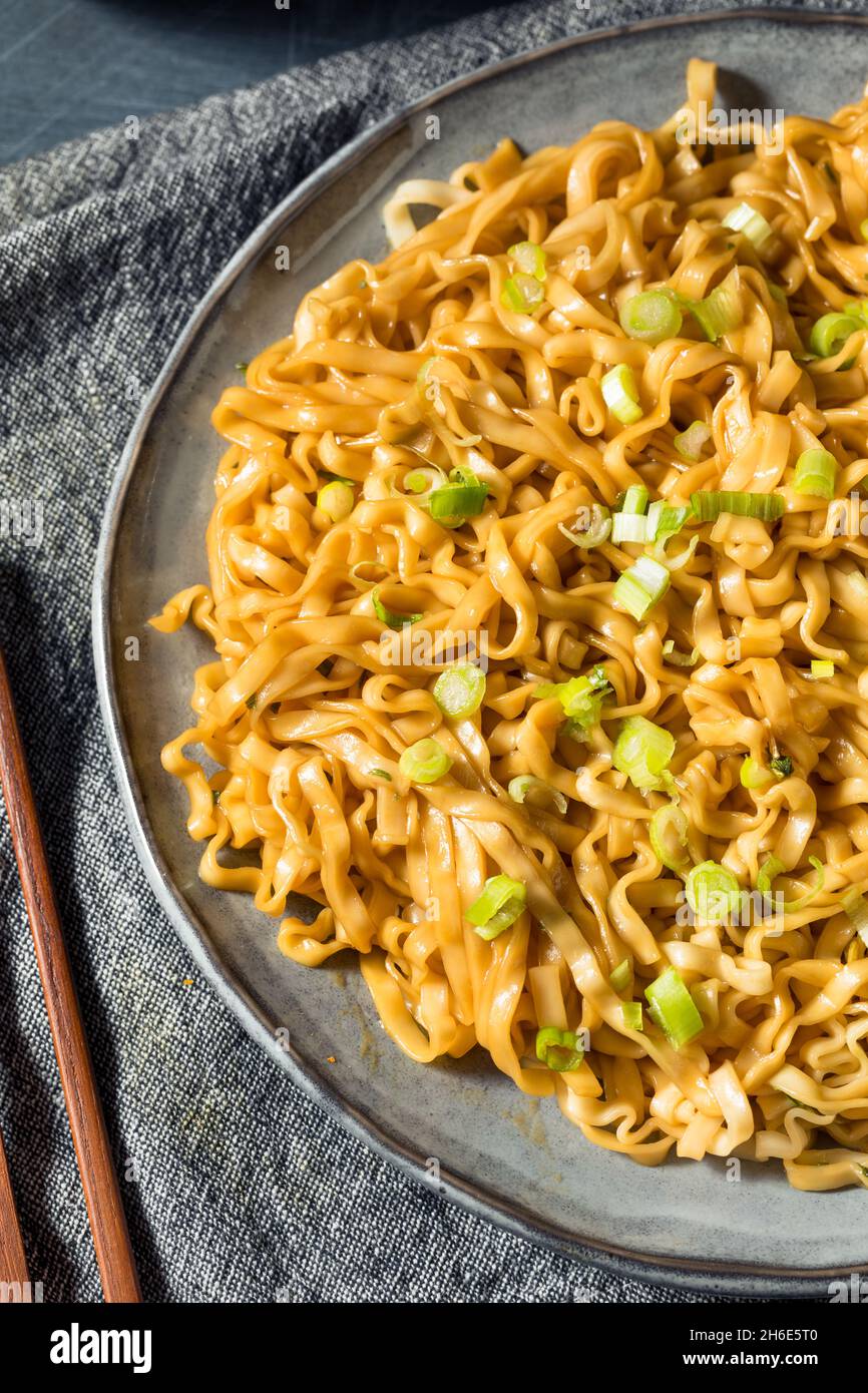 Hausgemachte asiatische Soja-Scallion-Nudeln mit Sesam Stockfoto