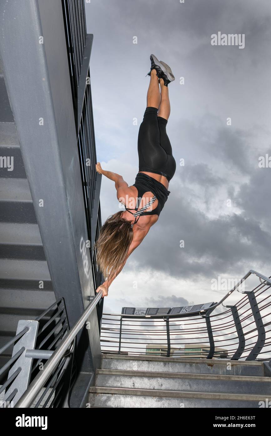 Urban Street Calisthenics, Cali, Street Workout rund um London raheltheamazon Stockfoto