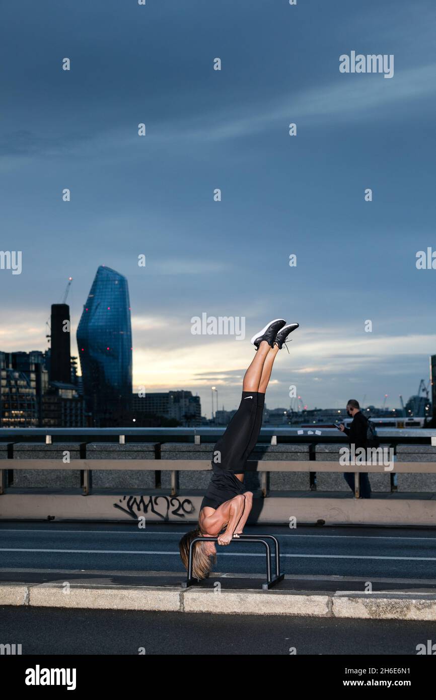 Urban Street Calisthenics, Cali, Street Workout rund um London raheltheamazon Stockfoto