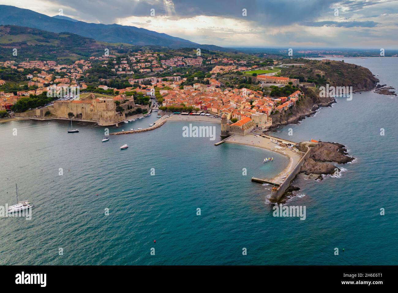 Luftaufnahme des alten Dorfes Collioure und des Hafens im Mittelmeer, südlich von Frankreich Stockfoto
