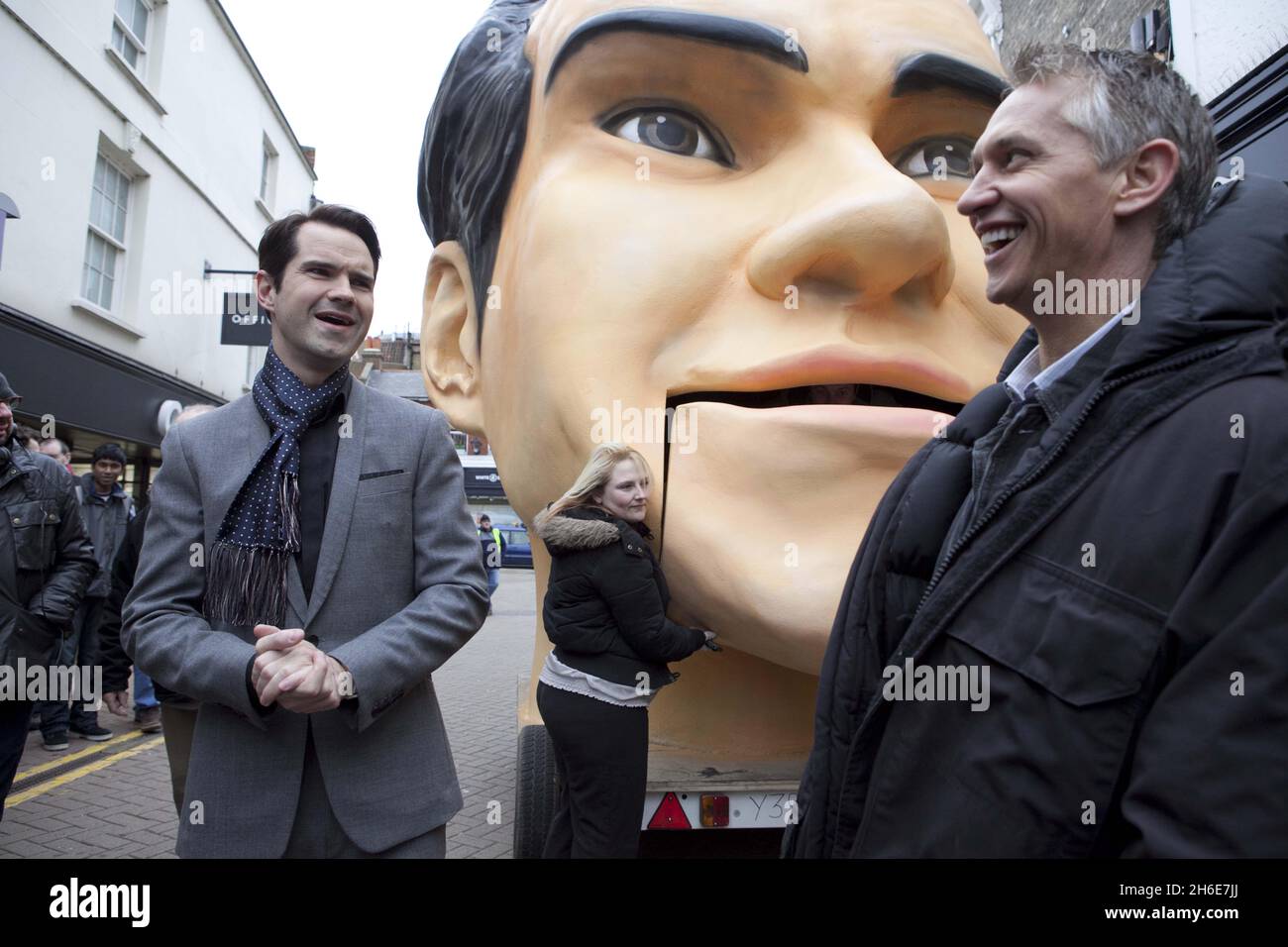 Gary Lineker spielt neben Jimmy Carr in der neuesten Walkers-Werbung für Comic Relief, die in Kingston gedreht wurde - in einem Versuch, diesen Red Nose Day über Â£1 Million mit ihren eigenen Walkers Chips zu sammeln! Die Anzeige wird am 16. Februar veröffentlicht. Stockfoto