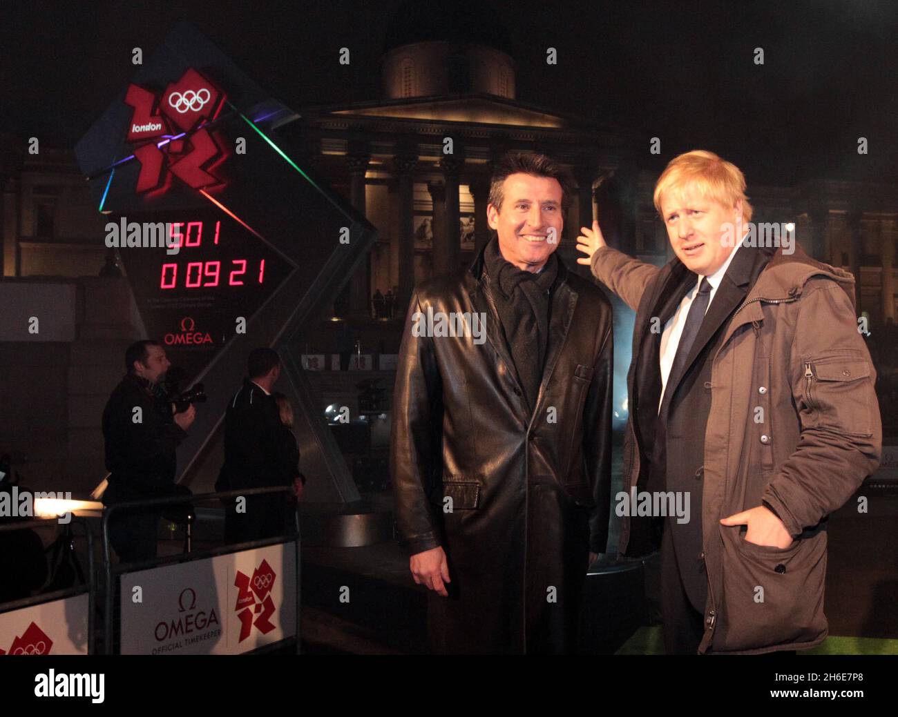 Der Vorsitzende der LOCOG, Sebastian Coe, und der Bürgermeister von London, Boris Johnson, bei der Einführung der offiziellen Countdown-Uhr OMEGA London 2012 und anlässlich der 500-tägigen Eröffnungsfeier der Spiele am Trafalgar Square in London Stockfoto