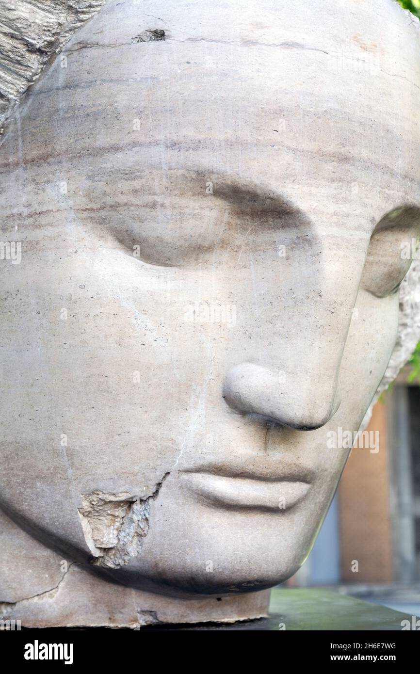 „Storm Head II“ (2018) Steinskulptur eines Kopfes von Emily Young in Neo Bankside, South London, Großbritannien Stockfoto