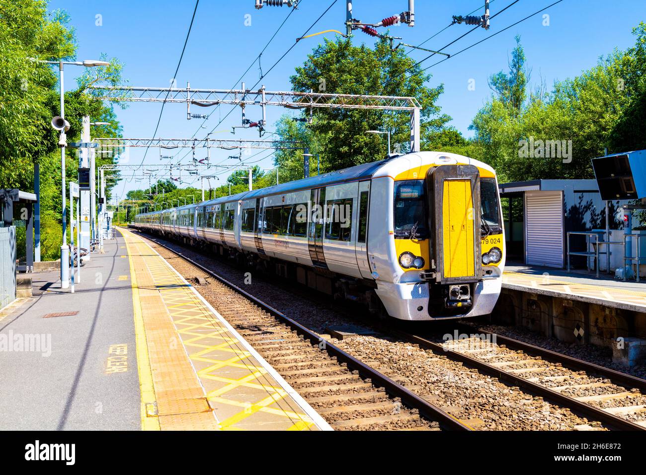 Greater Anglia-Zug, der am Bahnsteig in Sawbridgeworth, Hertfordshire, Großbritannien, ankommt Stockfoto