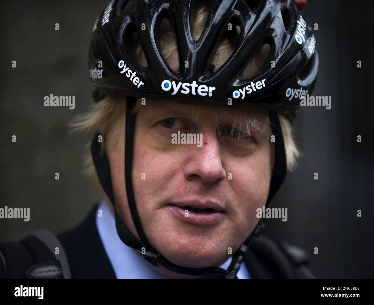 Boris Johnson, der Bürgermeister von London, hat ein schwarzes Auge, als er heute Morgen in einem Londoner Wahllokal zur Abstimmung eintrifft. Stockfoto