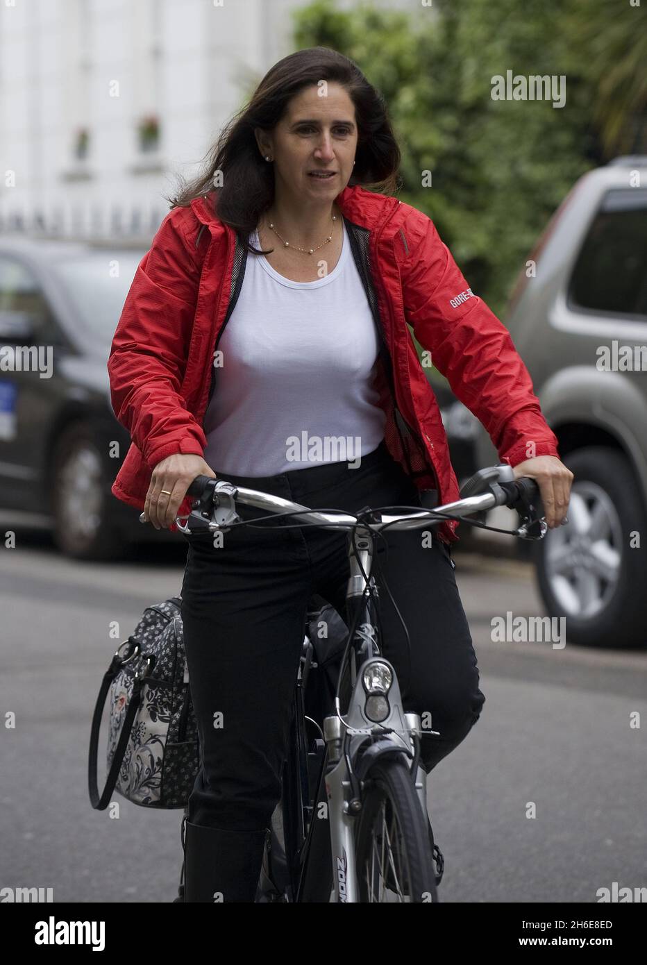 Marina Johnson, Ehefrau von Boris Johnson, dem Bürgermeister von London, kommt heute Morgen mit dem Fahrrad in einem Londoner Wahllokal an, um abzustimmen. Stockfoto