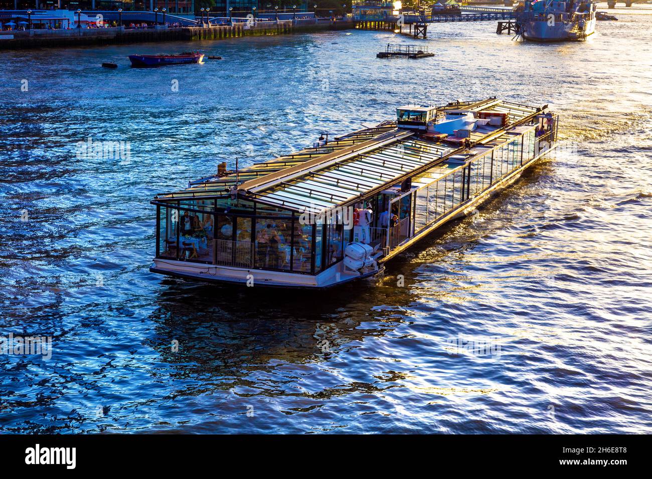 Glass Room schwimmendes Restaurant an der Themse, London, Großbritannien Stockfoto