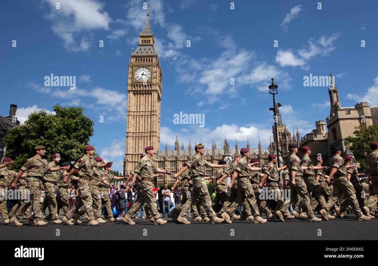 Soldaten der Luftangriff-Brigade 16 marschieren heute Nachmittag von Wellington Barracks zu den Carriage Gates im Palace of Westminster zu ihrer Heimparade. Stockfoto