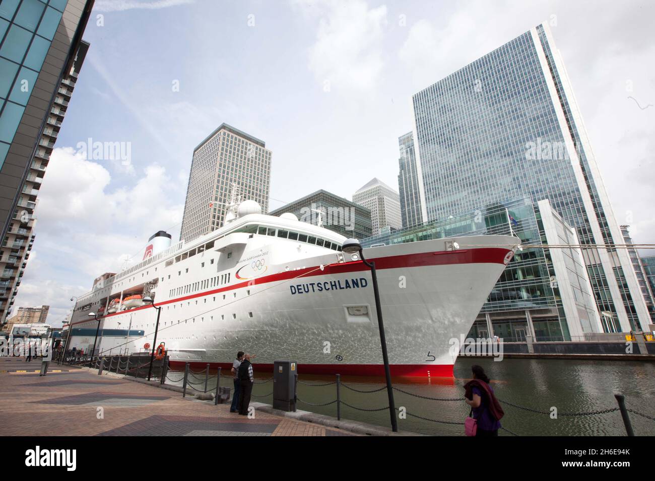 Das größte Schiff, das jemals im Londoner Dockland angedockt wurde. Das 178-Meter-Luxusschiff MS Deutschland, das während der Spiele 2012 das Deutsche Olympische Komitee beherbergen wird, ist das größte Schiff, das die West-Indien-Schleuse je benutzt hat, da es am South Quay für einen kurzen Probebesuch anliegt. Stockfoto