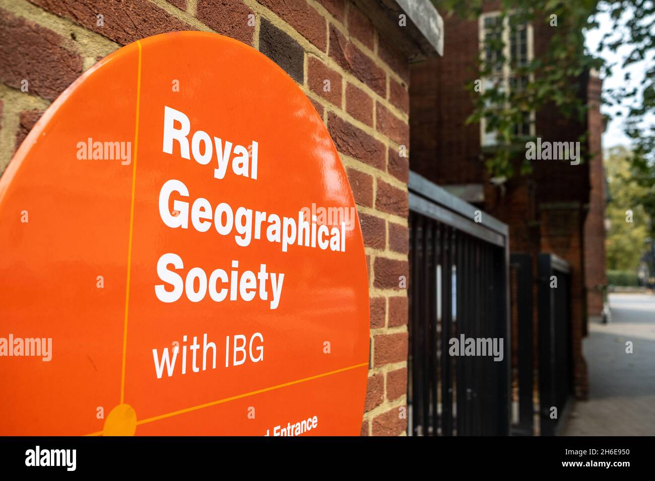 Kensington, London: Eingang zur Royal Geographical Society - Exhibition Road. Die Gesellschaft und das Berufsgremium für Geographie im Vereinigten Königreich. Gegründet 1830. Stockfoto