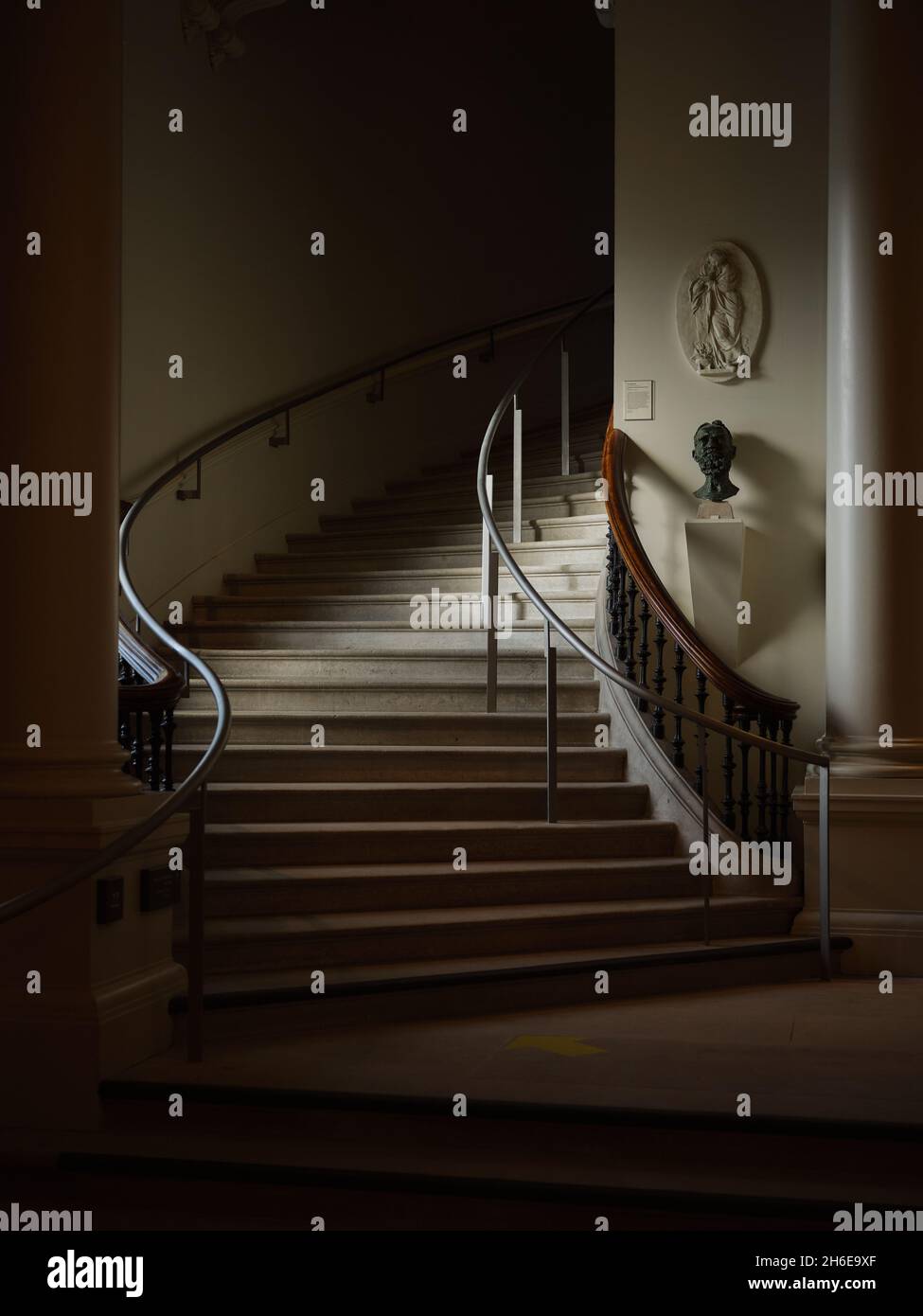 Eine Treppe in der National Gallery of Ireland in Dublin, Irland. Stockfoto