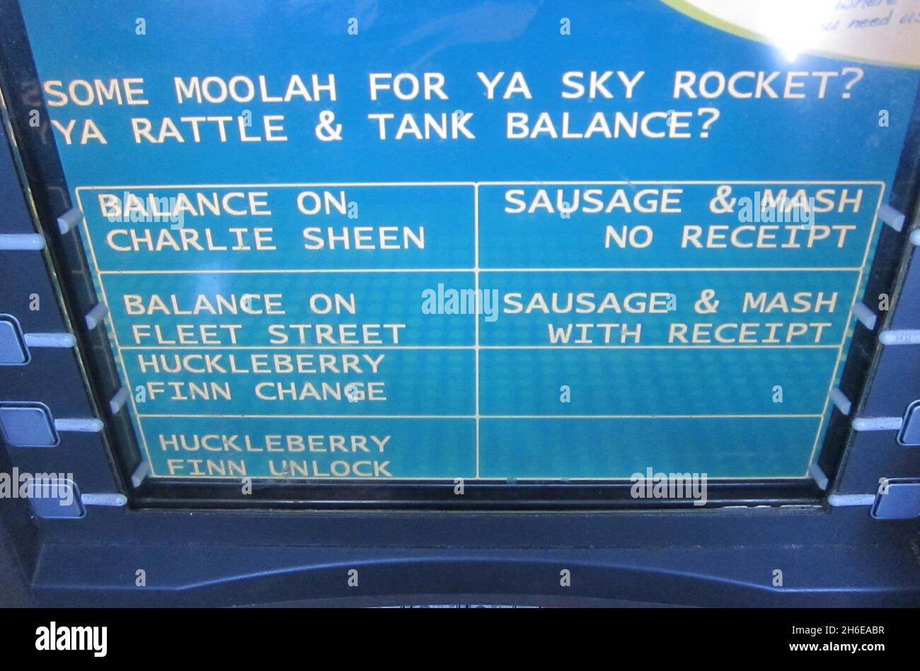Ein Geldautomat in Leytonstone, East London, bietet dem Kunden den Service entweder auf Englisch oder auf Cockney an. Der Geldautomat fragt, ob Sie Wurst & Mash (Bargeld), ein Guthaben auf Charlie Sheen (Bildschirmbalance) oder einen Huckleberry-Finn-Wechsel (PIN-Wechsel) möchten. Sie können auch eine Lady Godiva (Â£5), eine gesprenkelte Hene (Â£10), einen Commodore (Â£15), Horn of Plenty (Â£20), Pony (Â£25), Dirty (Â£30), Double Top (Â£40) oder einen Nifty (Â£50) wählen, ein Kunde sagte: „das ist brillant. Ich denke, es ist großartig, während des aktuellen Finanzklimas ein wenig leichten Herzspaß zu haben. Es ist hart genug, Bargeld abzuheben, wenn Sie es nicht getan haben Stockfoto