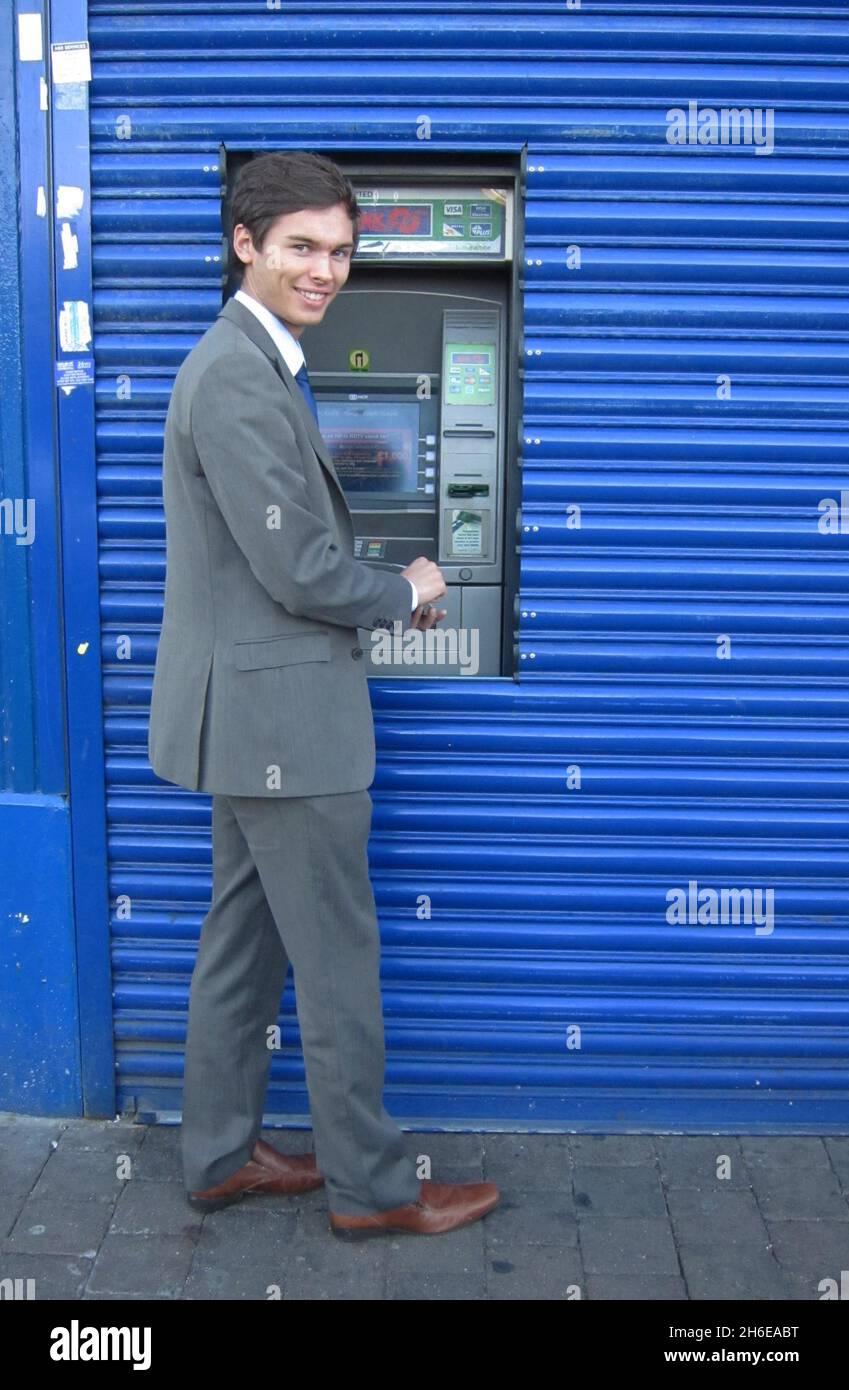 Ein Geldautomat in Leytonstone, East London, bietet dem Kunden den Service entweder auf Englisch oder auf Cockney an. Der Geldautomat fragt, ob Sie Wurst & Mash (Bargeld), ein Guthaben auf Charlie Sheen (Bildschirmbalance) oder einen Huckleberry-Finn-Wechsel (PIN-Wechsel) möchten. Sie können auch eine Lady Godiva (Â£5), eine gesprenkelte Hene (Â£10), einen Commodore (Â£15), Horn of Plenty (Â£20), Pony (Â£25), Dirty (Â£30), Double Top (Â£40) oder einen Nifty (Â£50) wählen, ein Kunde sagte: „das ist brillant. Ich denke, es ist großartig, während des aktuellen Finanzklimas ein wenig leichten Herzspaß zu haben. Es ist hart genug, Bargeld abzuheben, wenn Sie es nicht getan haben Stockfoto