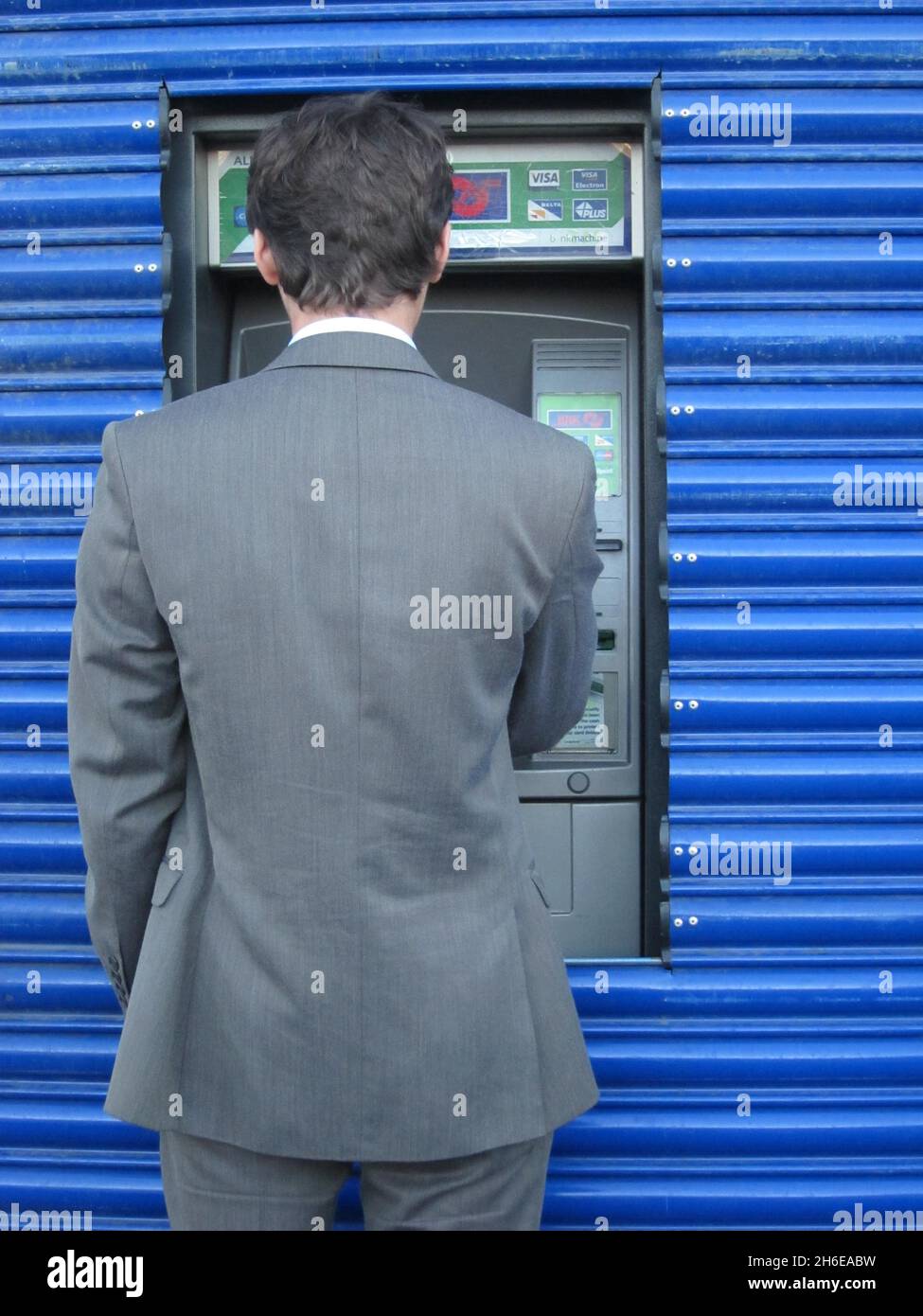 Ein Geldautomat in Leytonstone, East London, bietet dem Kunden den Service entweder auf Englisch oder auf Cockney an. Der Geldautomat fragt, ob Sie Wurst & Mash (Bargeld), ein Guthaben auf Charlie Sheen (Bildschirmbalance) oder einen Huckleberry-Finn-Wechsel (PIN-Wechsel) möchten. Sie können auch eine Lady Godiva (Â£5), eine gesprenkelte Hene (Â£10), einen Commodore (Â£15), Horn of Plenty (Â£20), Pony (Â£25), Dirty (Â£30), Double Top (Â£40) oder einen Nifty (Â£50) wählen, ein Kunde sagte: „das ist brillant. Ich denke, es ist großartig, während des aktuellen Finanzklimas ein wenig leichten Herzspaß zu haben. Es ist hart genug, Bargeld abzuheben, wenn Sie es nicht getan haben Stockfoto