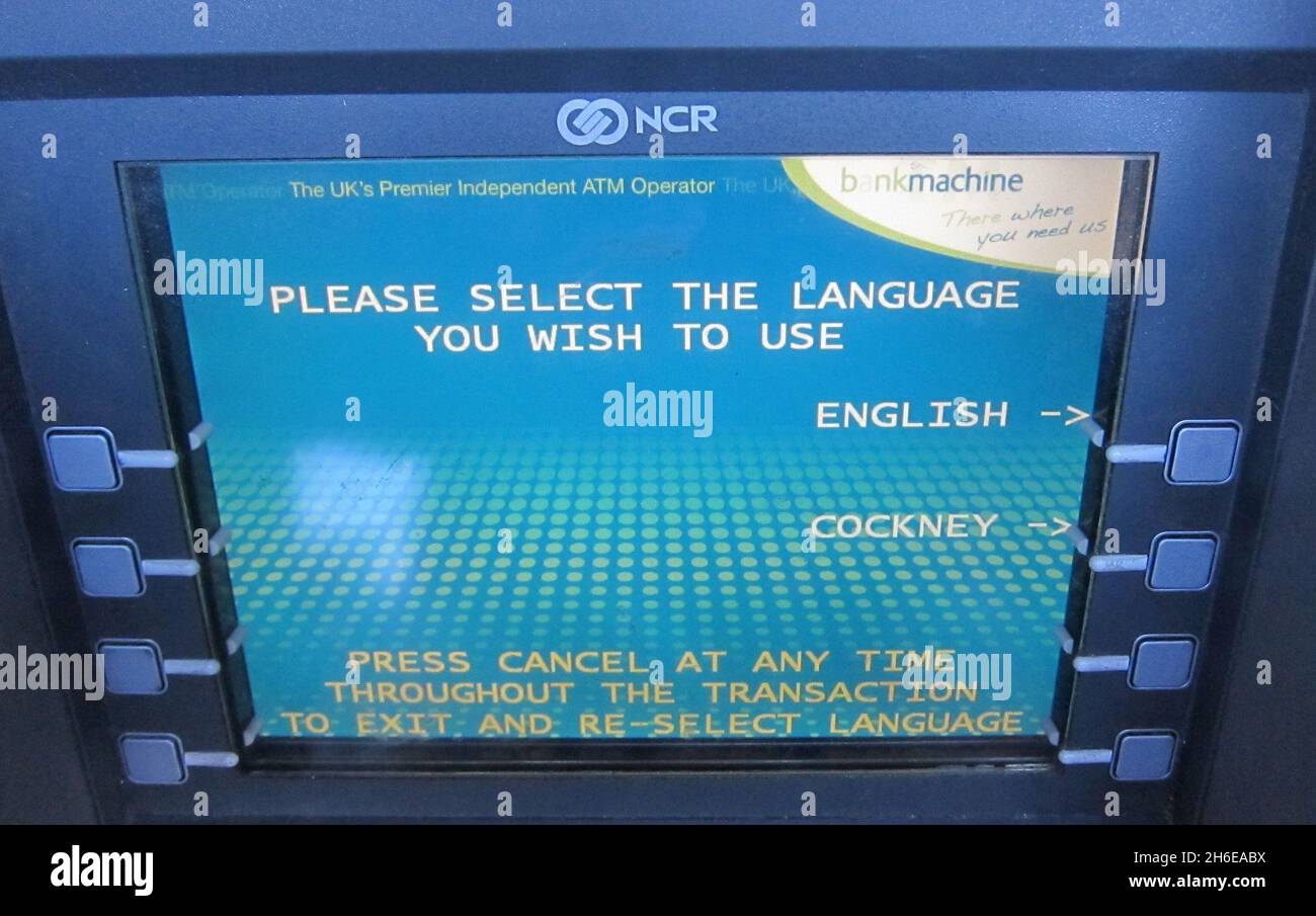 Ein Geldautomat in Leytonstone, East London, bietet dem Kunden den Service entweder auf Englisch oder auf Cockney an. Der Geldautomat fragt, ob Sie Wurst & Mash (Bargeld), ein Guthaben auf Charlie Sheen (Bildschirmbalance) oder einen Huckleberry-Finn-Wechsel (PIN-Wechsel) möchten. Sie können auch eine Lady Godiva (Â£5), eine gesprenkelte Hene (Â£10), einen Commodore (Â£15), Horn of Plenty (Â£20), Pony (Â£25), Dirty (Â£30), Double Top (Â£40) oder einen Nifty (Â£50) wählen, ein Kunde sagte: „das ist brillant. Ich denke, es ist großartig, während des aktuellen Finanzklimas ein wenig leichten Herzspaß zu haben. Es ist hart genug, Bargeld abzuheben, wenn Sie es nicht getan haben Stockfoto