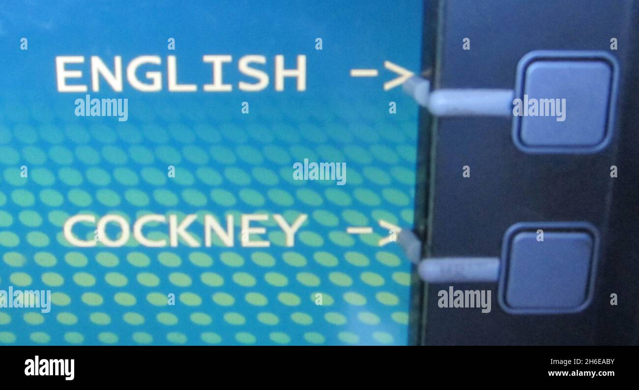 Ein Geldautomat in Leytonstone, East London, bietet dem Kunden den Service entweder auf Englisch oder auf Cockney an. Der Geldautomat fragt, ob Sie Wurst & Mash (Bargeld), ein Guthaben auf Charlie Sheen (Bildschirmbalance) oder einen Huckleberry-Finn-Wechsel (PIN-Wechsel) möchten. Sie können auch eine Lady Godiva (Â£5), eine gesprenkelte Hene (Â£10), einen Commodore (Â£15), Horn of Plenty (Â£20), Pony (Â£25), Dirty (Â£30), Double Top (Â£40) oder einen Nifty (Â£50) wählen, ein Kunde sagte: „das ist brillant. Ich denke, es ist großartig, während des aktuellen Finanzklimas ein wenig leichten Herzspaß zu haben. Es ist hart genug, Bargeld abzuheben, wenn Sie es nicht getan haben Stockfoto