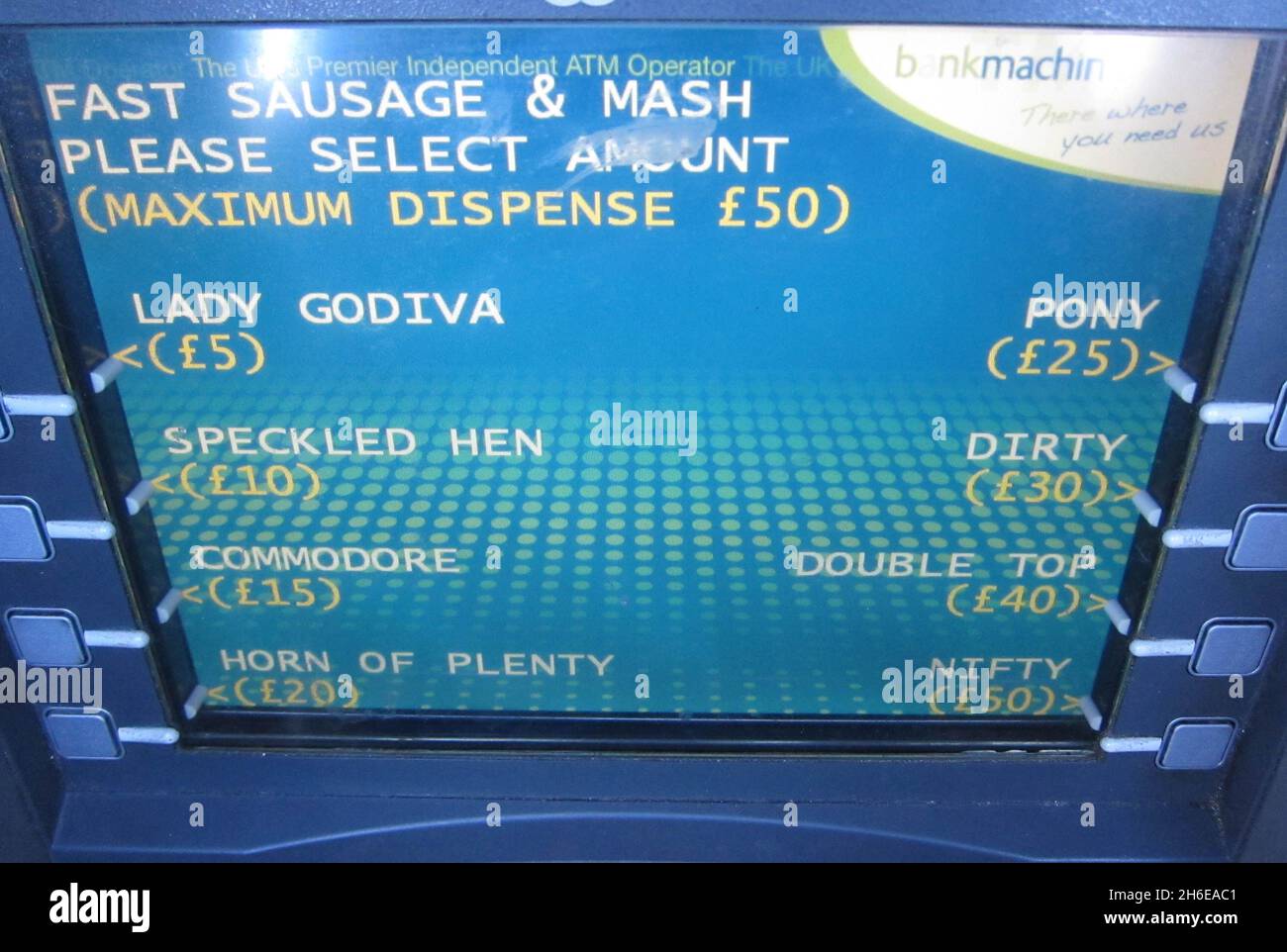 Ein Geldautomat in Leytonstone, East London, bietet dem Kunden den Service entweder auf Englisch oder auf Cockney an. Der Geldautomat fragt, ob Sie Wurst & Mash (Bargeld), ein Guthaben auf Charlie Sheen (Bildschirmbalance) oder einen Huckleberry-Finn-Wechsel (PIN-Wechsel) möchten. Sie können auch eine Lady Godiva (Â£5), eine gesprenkelte Hene (Â£10), einen Commodore (Â£15), Horn of Plenty (Â£20), Pony (Â£25), Dirty (Â£30), Double Top (Â£40) oder einen Nifty (Â£50) wählen, ein Kunde sagte: „das ist brillant. Ich denke, es ist großartig, während des aktuellen Finanzklimas ein wenig leichten Herzspaß zu haben. Es ist hart genug, Bargeld abzuheben, wenn Sie es nicht getan haben Stockfoto