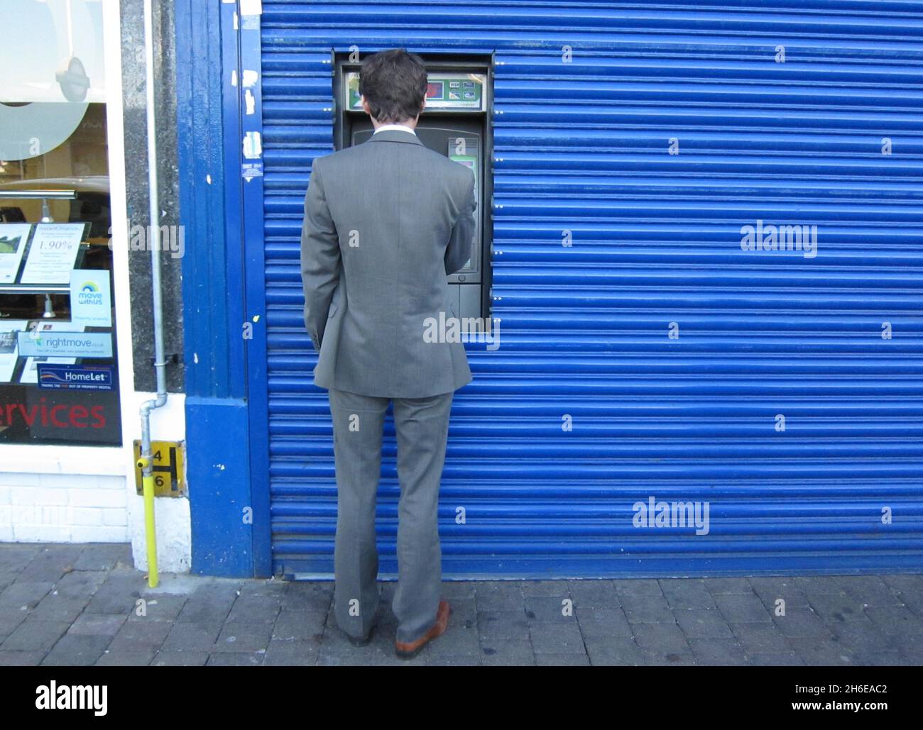 Ein Geldautomat in Leytonstone, East London, bietet dem Kunden den Service entweder auf Englisch oder auf Cockney an. Der Geldautomat fragt, ob Sie Wurst & Mash (Bargeld), ein Guthaben auf Charlie Sheen (Bildschirmbalance) oder einen Huckleberry-Finn-Wechsel (PIN-Wechsel) möchten. Sie können auch eine Lady Godiva (Â£5), eine gesprenkelte Hene (Â£10), einen Commodore (Â£15), Horn of Plenty (Â£20), Pony (Â£25), Dirty (Â£30), Double Top (Â£40) oder einen Nifty (Â£50) wählen, ein Kunde sagte: „das ist brillant. Ich denke, es ist großartig, während des aktuellen Finanzklimas ein wenig leichten Herzspaß zu haben. Es ist hart genug, Bargeld abzuheben, wenn Sie es nicht getan haben Stockfoto