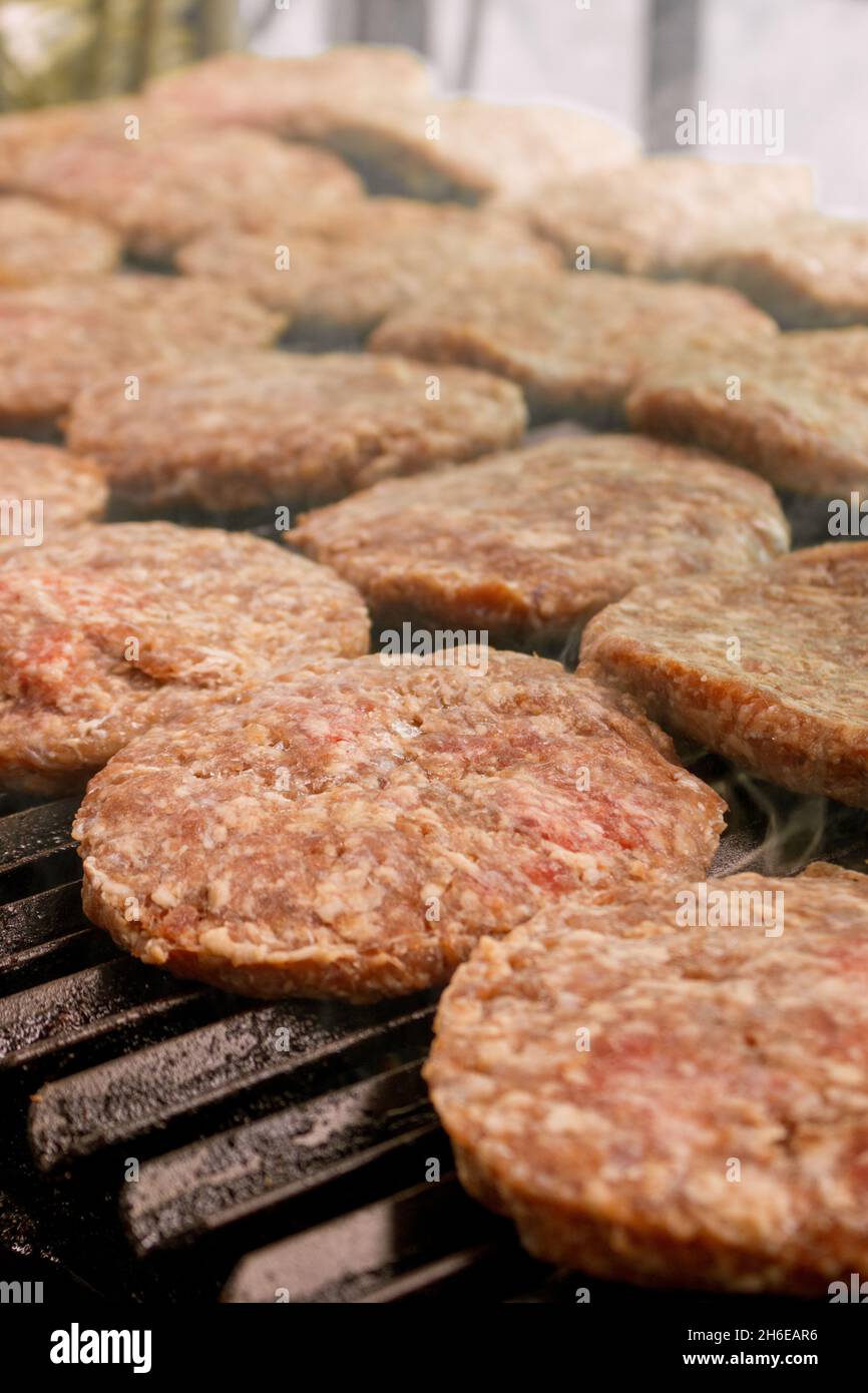 Burger werden auf einem Grill zubereitet Stockfoto