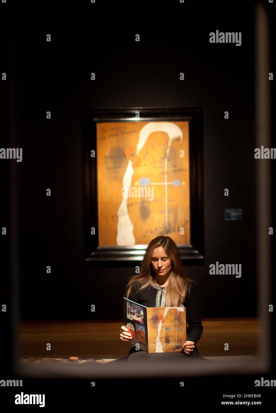 Die Auktionatoren von ChristieÃ•in London enthüllen ihre impressionistische und moderne Kunst und die Kunst der surrealen Abendauktionen die Kunst des surrealen Verkaufs wird von dem wichtigsten surrealistischen Gemälde von Joan MirÂ geleitet – (1893-1983), das im letzten Jahrzehnt auf einer Auktion angeboten wird: Malerei-Gedicht (Ã’le Corps de ma brune puisque je lÃ•aime comme ma chatte habillÂŽe en vert salade comme de la grÂle CÃ•est pareilÃ“), 1925 (Schätzung: â£6-9 Millionen). Stockfoto