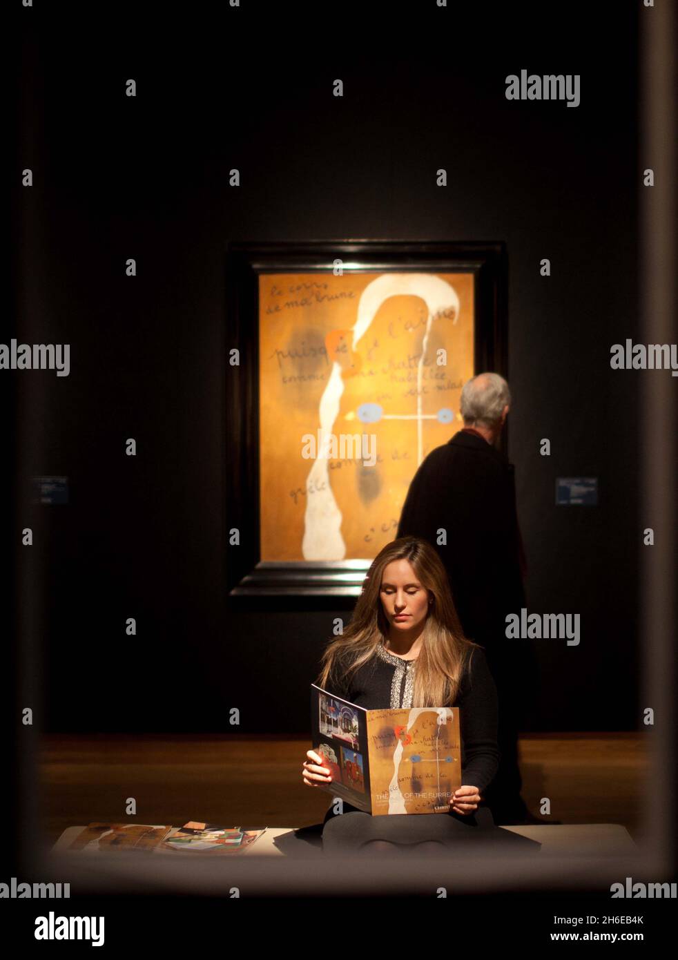 Die Auktionatoren von ChristieÃ•in London enthüllen ihre impressionistische und moderne Kunst und die Kunst der surrealen Abendauktionen die Kunst des surrealen Verkaufs wird von dem wichtigsten surrealistischen Gemälde von Joan MirÂ geleitet – (1893-1983), das im letzten Jahrzehnt auf einer Auktion angeboten wird: Malerei-Gedicht (Ã’le Corps de ma brune puisque je lÃ•aime comme ma chatte habillÂŽe en vert salade comme de la grÂle CÃ•est pareilÃ“), 1925 (Schätzung: â£6-9 Millionen). Stockfoto