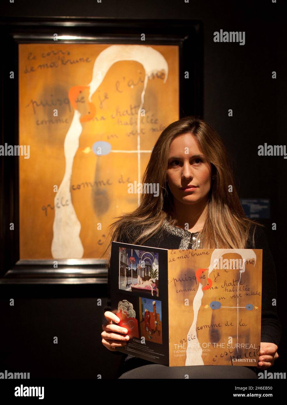 Die Auktionatoren von ChristieÃ•in London enthüllen ihre impressionistische und moderne Kunst und die Kunst der surrealen Abendauktionen die Kunst des surrealen Verkaufs wird von dem wichtigsten surrealistischen Gemälde von Joan MirÂ geleitet – (1893-1983), das im letzten Jahrzehnt auf einer Auktion angeboten wird: Malerei-Gedicht (Ã’le Corps de ma brune puisque je lÃ•aime comme ma chatte habillÂŽe en vert salade comme de la grÂle CÃ•est pareilÃ“), 1925 (Schätzung: â£6-9 Millionen). Stockfoto