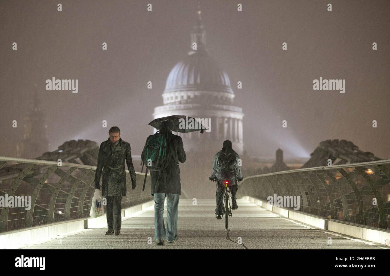 Letzte Nacht fiel Schnee auf der Millennium-Brücke neben der St. Paul's Cathedral in London Stockfoto