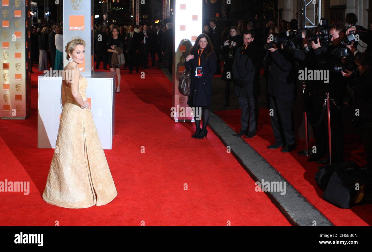 Gillian Anderson kommt bei den Orange British Academy Film Awards 2012 im Royal Opera House an Stockfoto