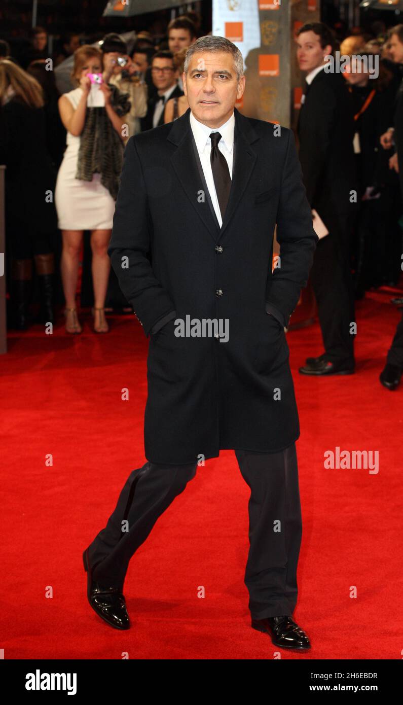 George Clooney kommt bei den Orange British Academy Film Awards 2012 im Royal Opera House an Stockfoto