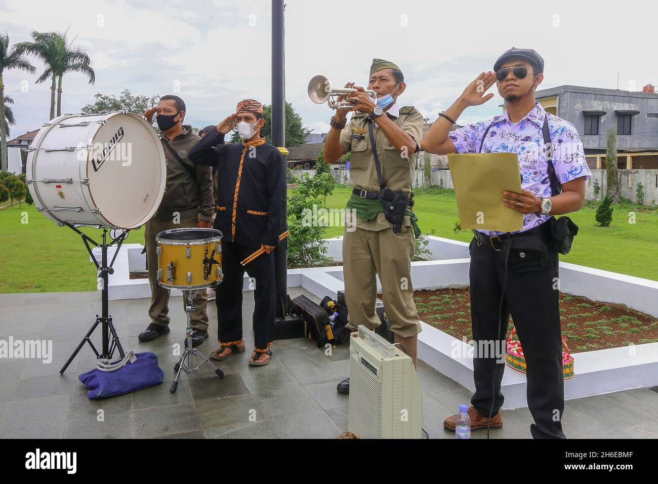 Bogor, Indonesien. November 2021. Teilnehmer der Bogor onthel Fahrrad-Community im indonesischen Heroes-Kostüm versammeln sich, um den indonesischen Heldentag in Bogor, West Java, Indonesien, am 14. November 2021 zu feiern. (Foto von Andi M Ridwan/INA Photo Agency/Sipa USA) Quelle: SIPA USA/Alamy Live News Stockfoto