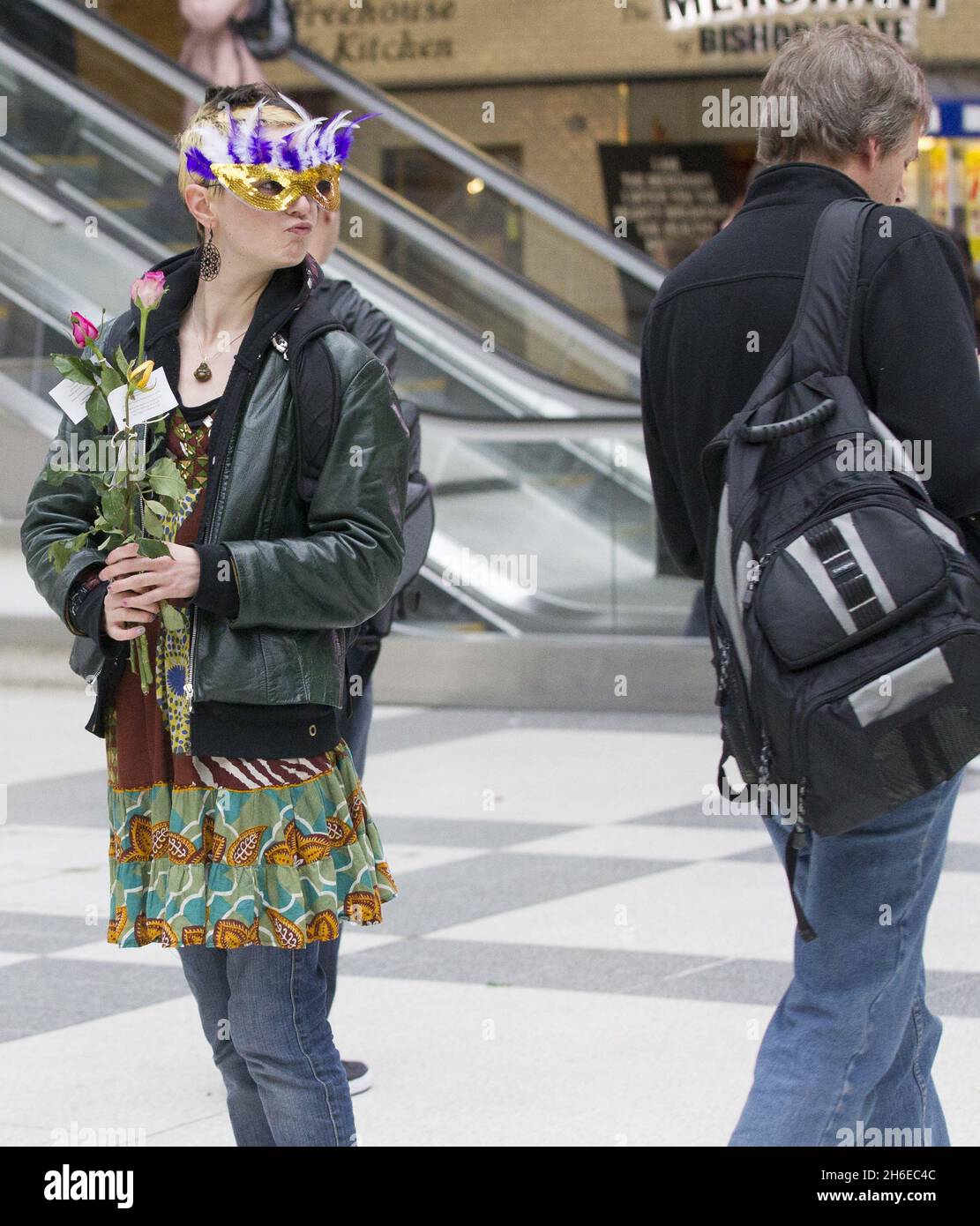 Occupy London inszeniert einen friedlichen Mayday-Protest im Bahnhof Liverpool Street in London. Stockfoto