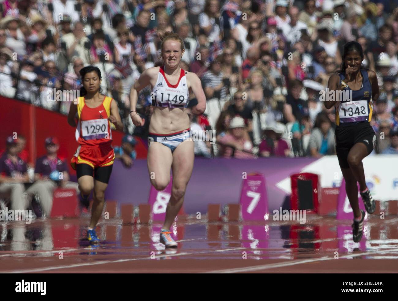 Die britische Paralympic-Athletin Sally Brown schafft es zum 100-Meter-Finale T46 während der Paralympischen Spiele 2012 in London Stockfoto