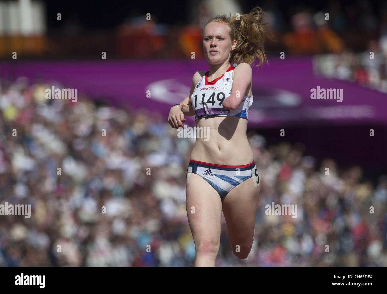 Die britische Paralympic-Athletin Sally Brown schafft es zum 100-Meter-Finale T46 während der Paralympischen Spiele 2012 in London Stockfoto