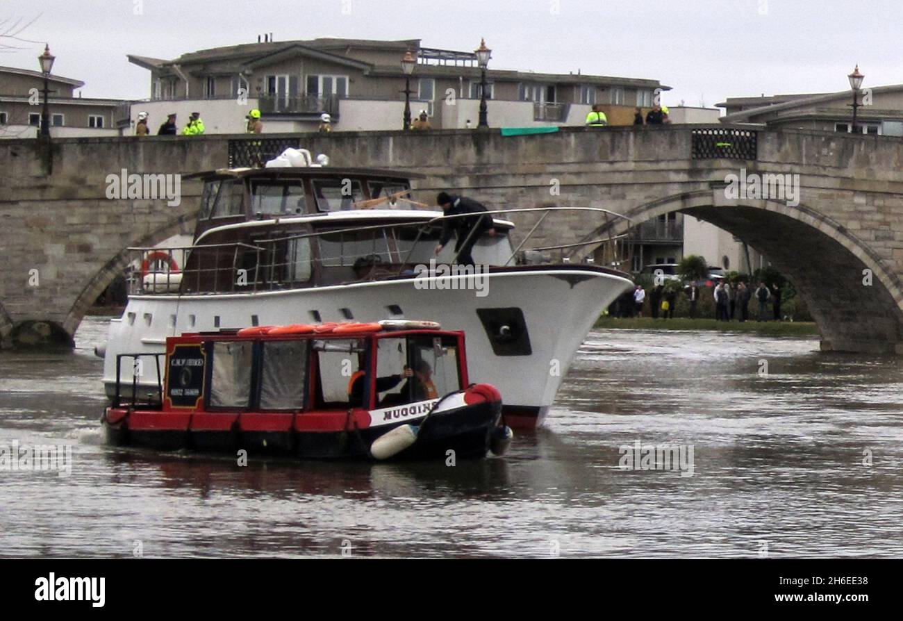 Der Skipper eines Luxuskreuzers im Wert von Â£500,000 wurde rot gesichert, nachdem er am samstagnachmittag unter einer Brücke auf der Themse festsaß. Das 40 Fuß lange Boot war zu hoch, um die Chertsey Bridge in Surrey zu passieren und wurde unter dem Torbogen eingekeilt. Surrey Fire and Rescue Service sagte, dass am Samstag, den 5. Januar, kurz vor 13:00 Uhr GMT zwei Feuerwehrfahrzeuge und ein Feuerwehrboot zur Szene geschickt wurden. Es ist bekannt, dass der Kapitän die Höhe des kürzlich hochgefluteten Flusses falsch eingeschätzt hatte. Ein Zuschauer sagte: „Er hätte nicht einmal auf dem Fluss sein sollen. Die rote Flagge zeigte die Gefahren auf. Es war p Stockfoto