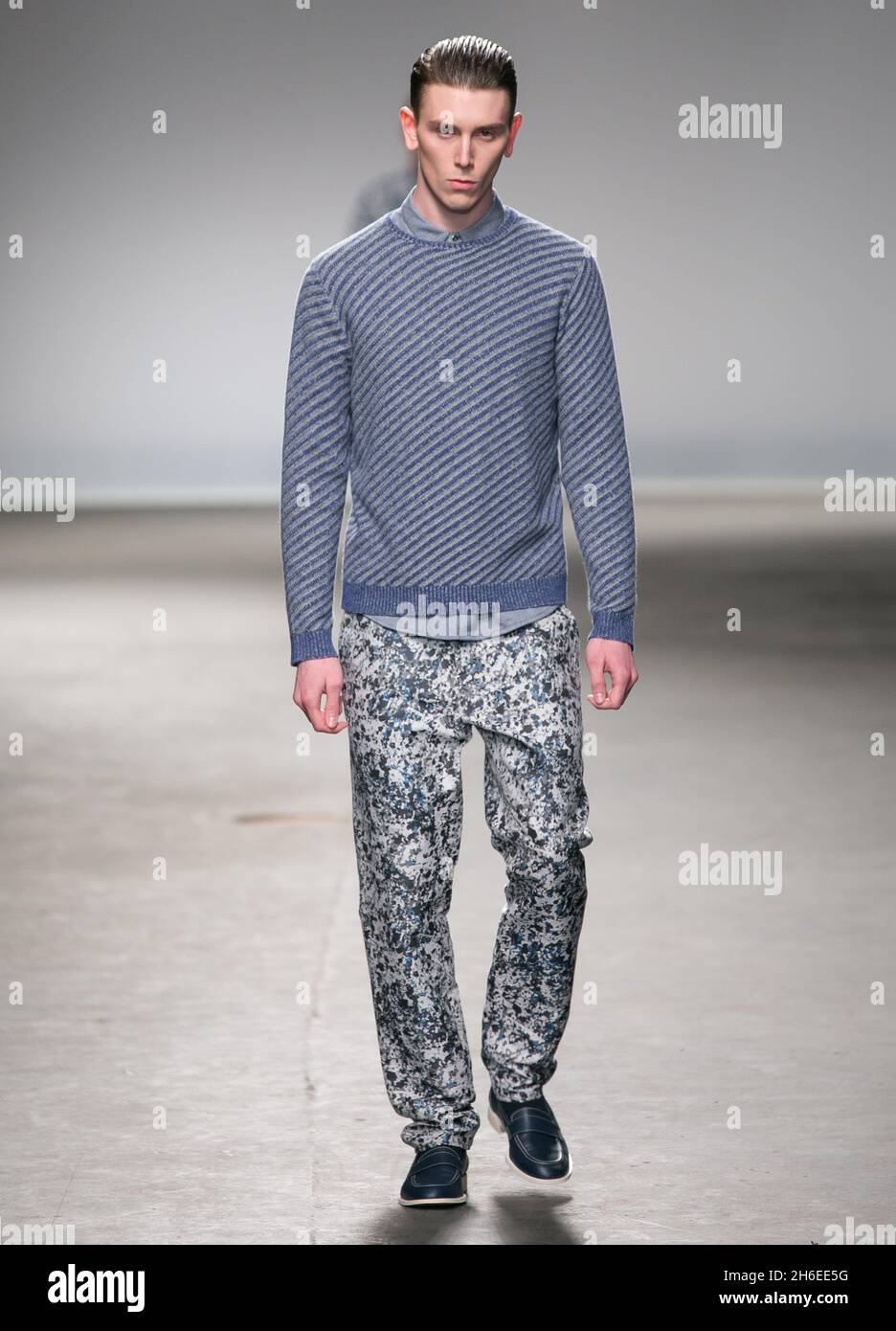 Ein Model auf der Startbahn auf der Richard Nicoll Laufsteg Show auf der Mens London Fashion Week. Stockfoto