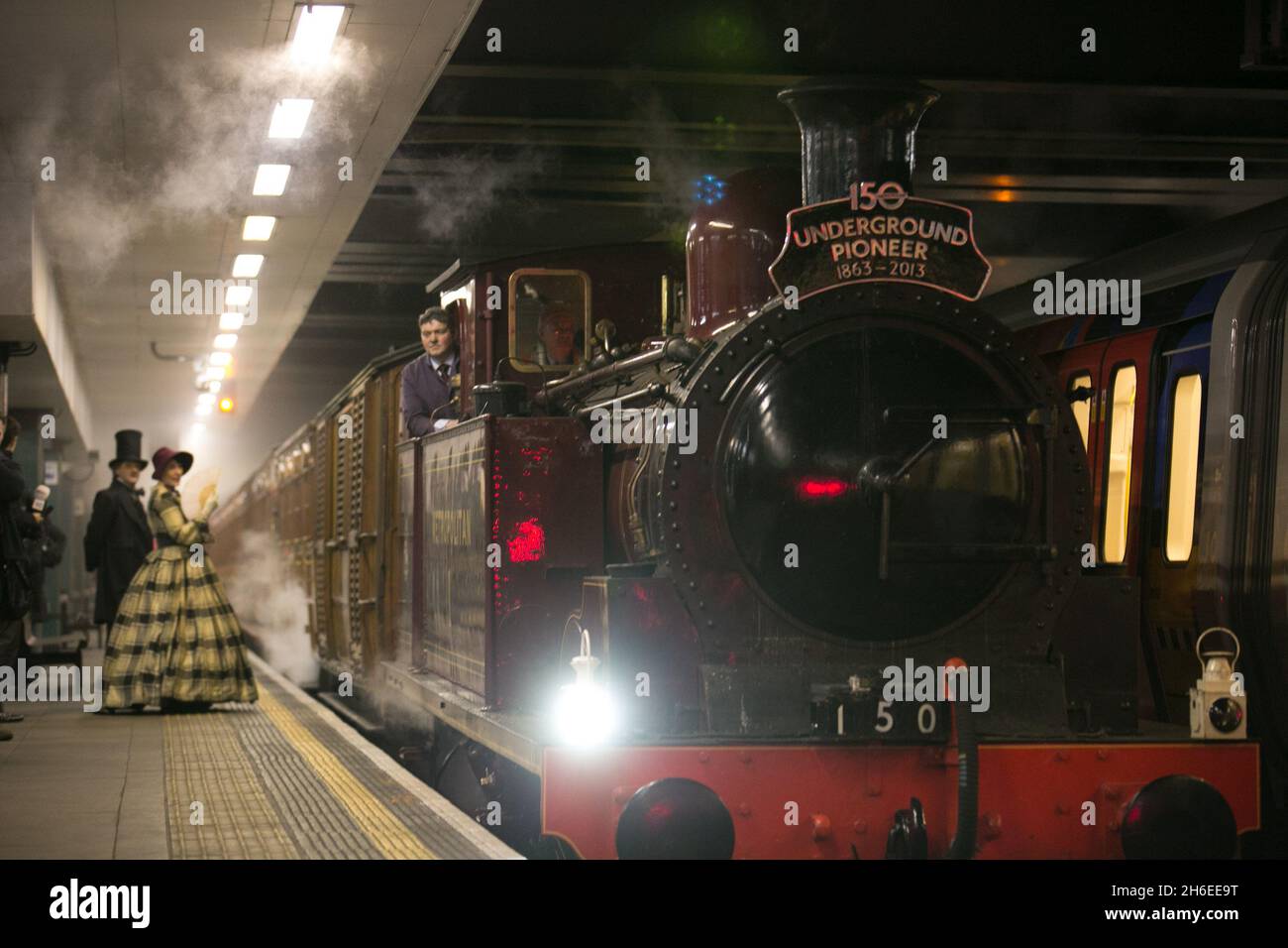 Ein Dampfzug auf der Fahrt vom Bahnhof Moorgate zum Bahnhof Kensington Olympia, um das 150-jährige Bestehen der Londoner U-Bahn zu feiern. Stockfoto