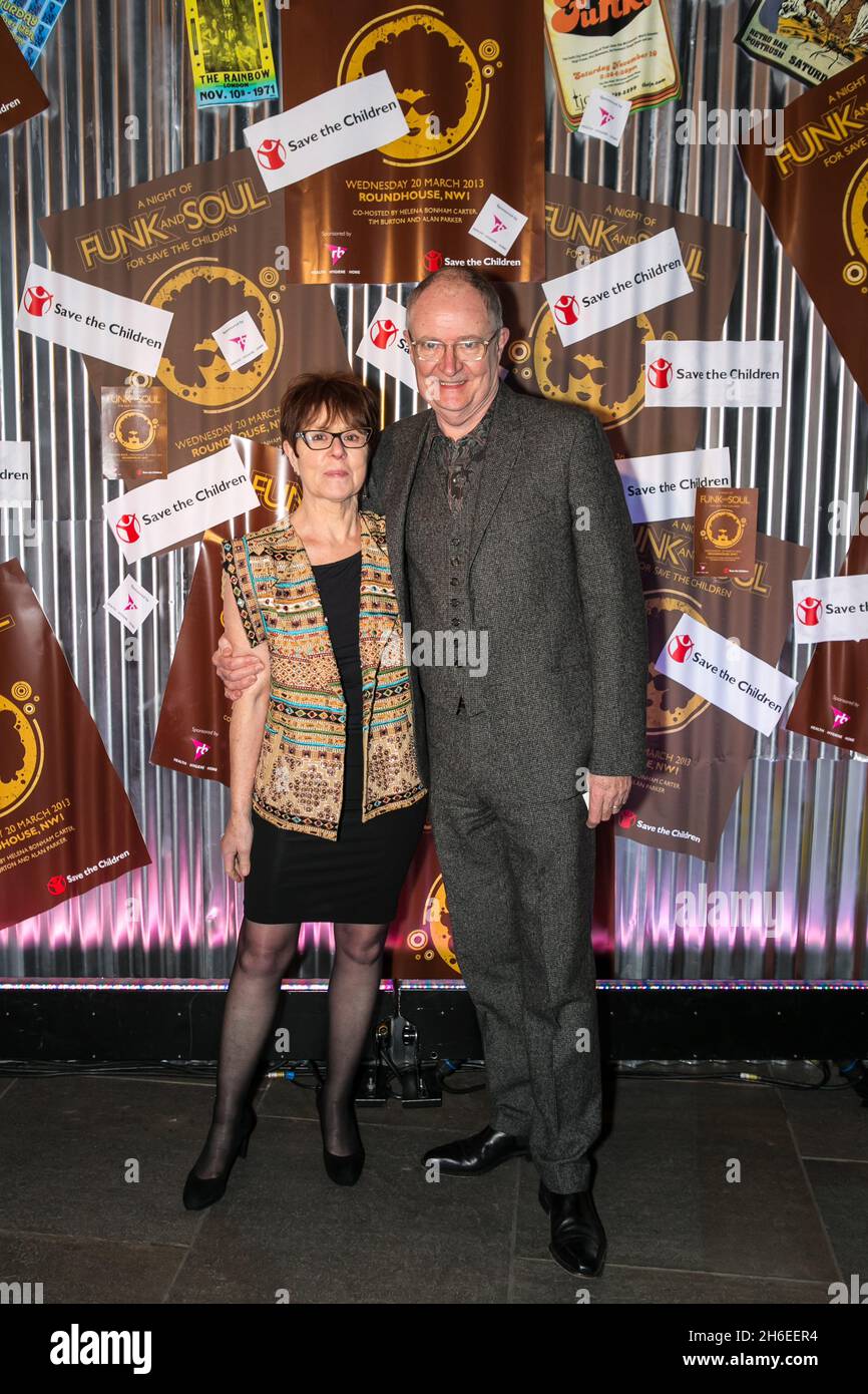 Jim Broadbent und Anastasia Lewis bei der Veranstaltung „A Night of Funk & Soul“ im Roundhouse von Camden, um Geld für Save the Children zu sammeln. Stockfoto