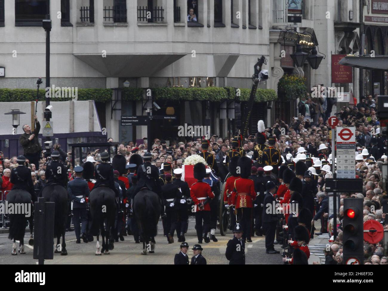 Margaret Thatchers Sarg reist die Fleet Street entlang, um an der St. Paul's Cathedral im Zentrum Londons zu beerdigt. Stockfoto