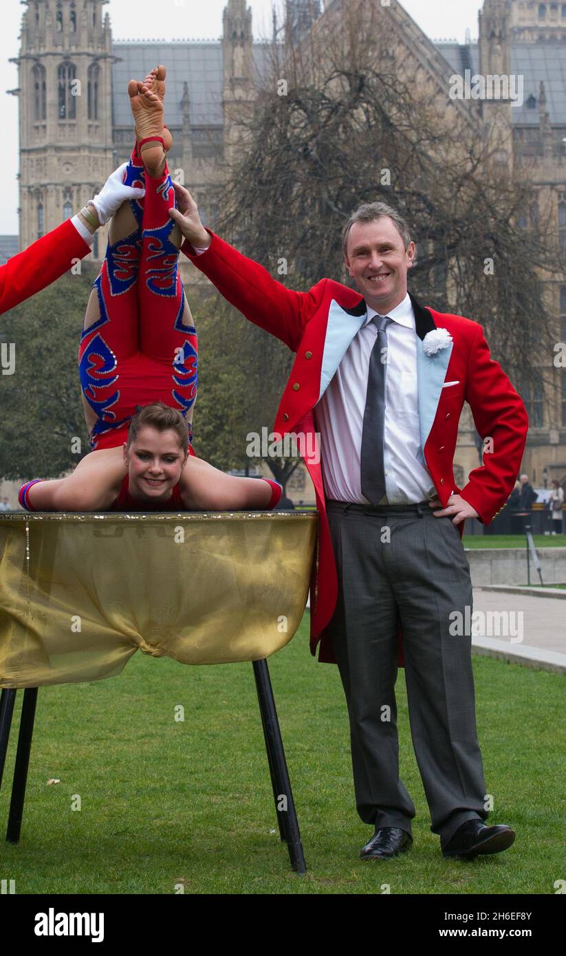 Aktenfoto vom 22/3/2011. Der stellvertretende Sprecher des Repräsentantenhauses, Nigel Evans, stellte 2011 vor dem Parlament einen Zirkuskünstler vor. Stockfoto