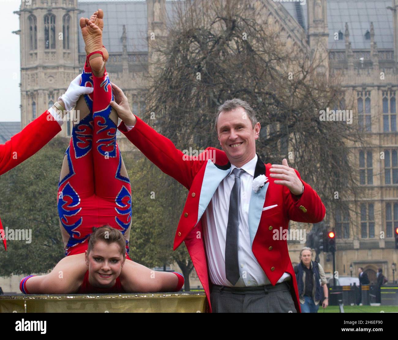Aktenfoto vom 22/3/2011. Der stellvertretende Sprecher des Repräsentantenhauses, Nigel Evans, stellte 2011 vor dem Parlament einen Zirkuskünstler vor. Stockfoto
