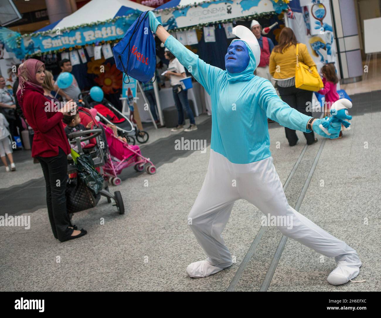 Die Menschen feiern die Veröffentlichung des Schlümpfe 2 und des Global Smurf Day im Westfield Shopping Centre in London. Stockfoto